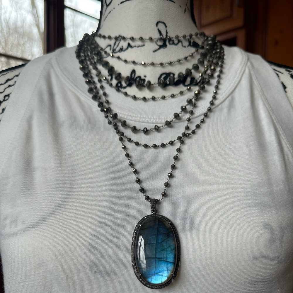 Gorgeous celebrity-favorite Safia Day Labradorite Necklace!!